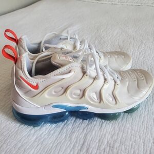 🚨Nike Air Max Mens White and Red Sneakers🚨